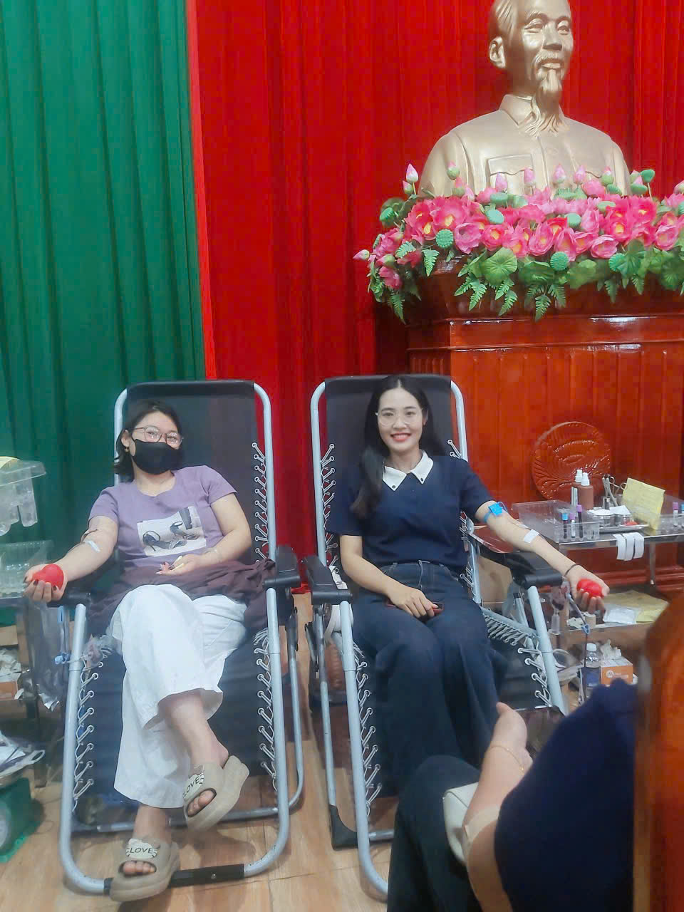 HIẾN MÁU NHÂN ĐẠO- HOẠT ĐỘNG Ý NGHĨA CỦA CÁN BỘ, GIÁO VIÊN, NHÂN VIÊN TRƯỜNG TIỂU HỌC HẢI TÂY