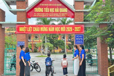 CHI ĐOÀN TRƯỜNG TIỂU HỌC HẢI QUANG VỚI HOẠT ĐỘNG “CỔNG TRƯỜNG AN TOÀN – VĂN MINH – THÂN THIỆN”.